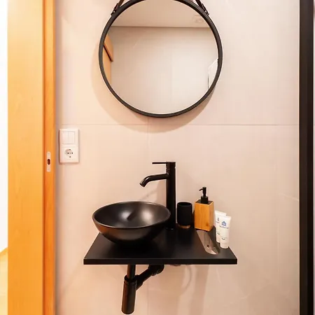 Sophisticated Modern Flat - Ace Location